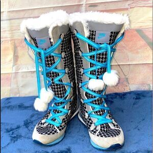 Woman’s NWT Nike over the calf snow sneakers sz 8.5